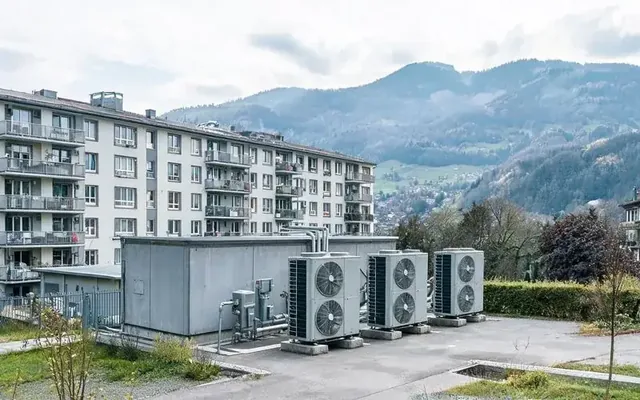 Pompe à chaleur de grande puissance d'un immeuble collectif — programme d'impulsion au-delà de 70 kW à Fribourg